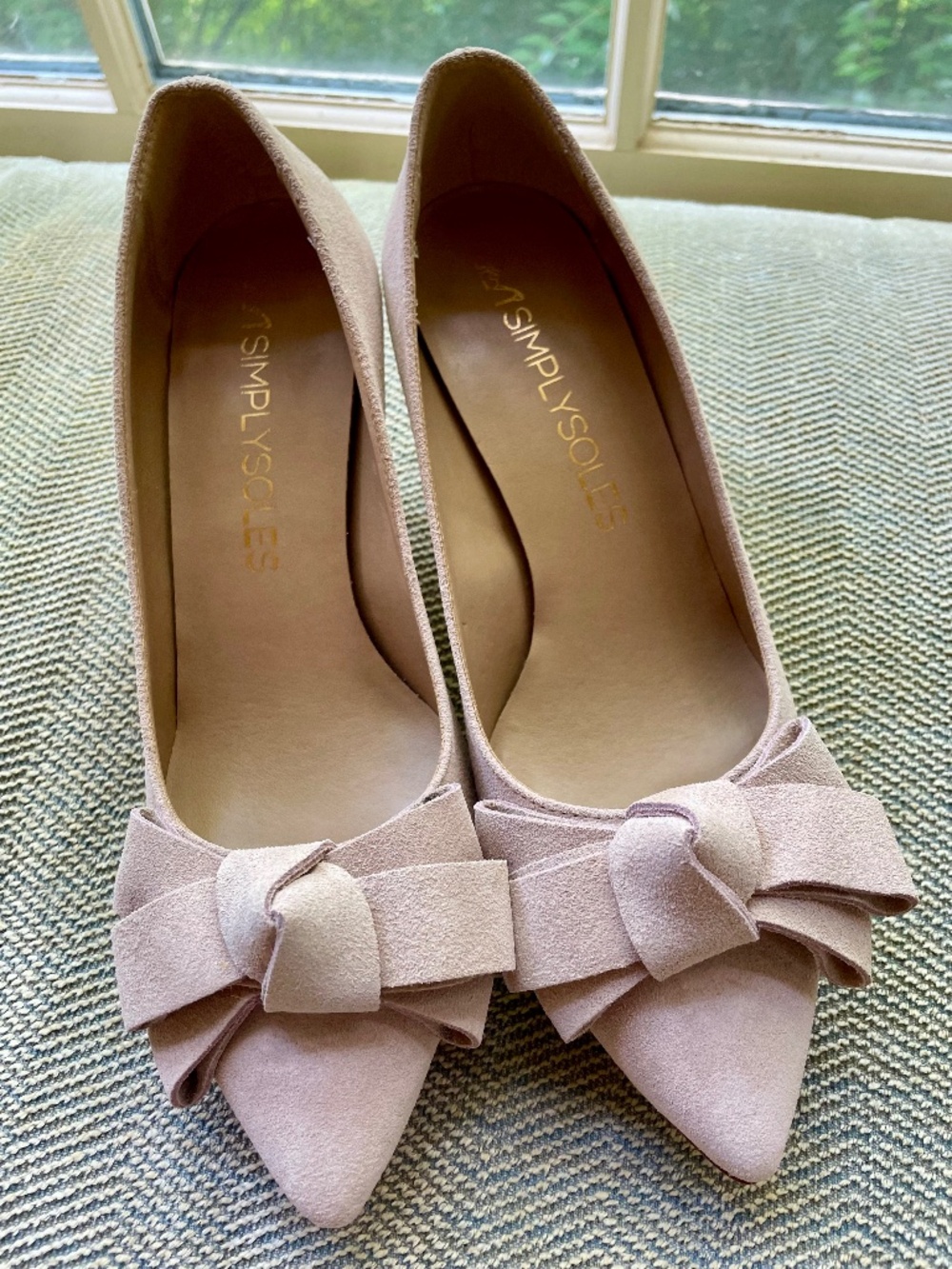$348 SimplySoles Kitten Heel Suede Bow Buff Size 7.5